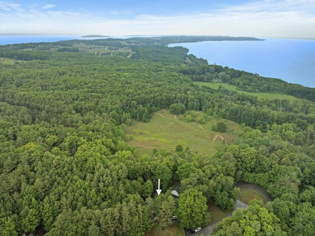 Hidden Haven Villa Traverse City Exterior photo